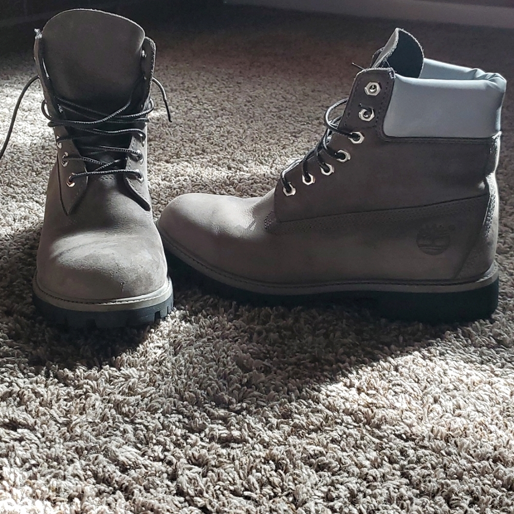 Good looking Timberland Leather Boots Gray 8.5w Men Great Condition